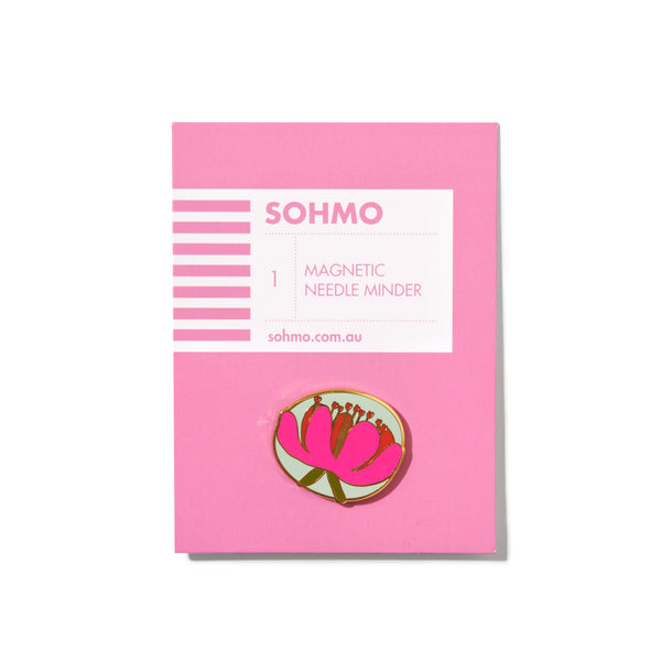 Pink packaging with SOHMO branding and a magnetic needle minder on a white background